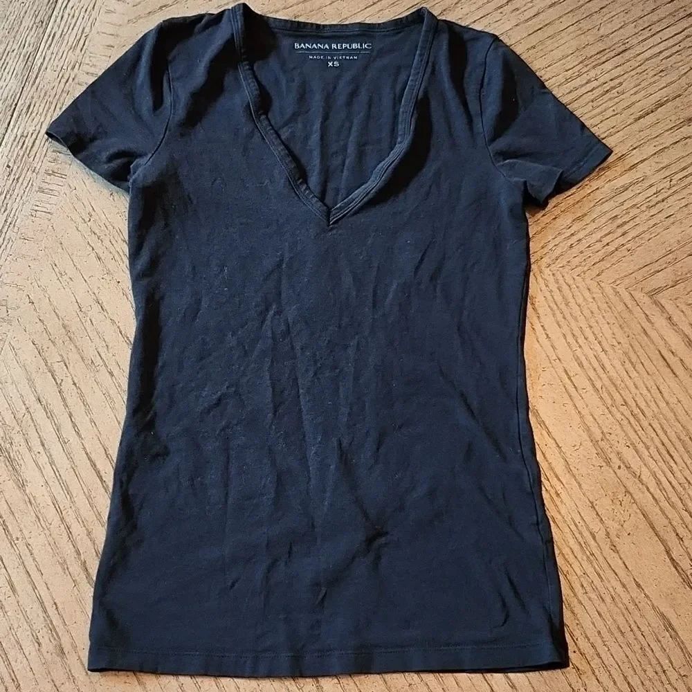 Black v neck t shirt size XS Banana Republic